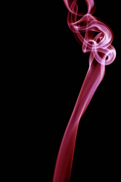 黒い背景の赤い煙 — ストック写真