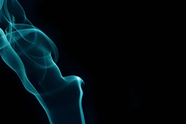 Siyah arkaplanda yeşil duman