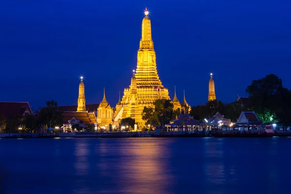 Skymningen av wat arun buddhistiska religiösa platser — Stockfoto