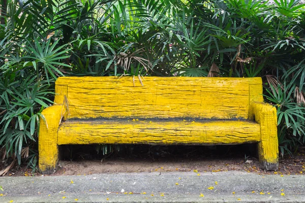 Yellow bench in garden — Stock Photo, Image