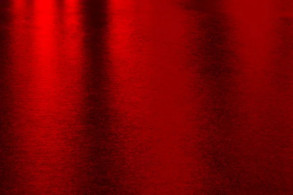 Рефлексия реки на красном фоне — стоковое фото