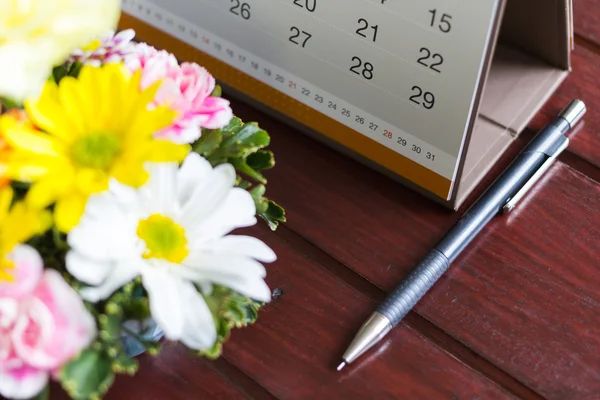 Bloem kalender potlood op tafel — Stockfoto