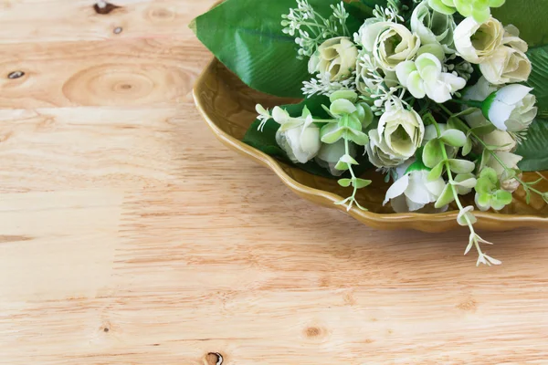 Plast blommor i en keramik skål — Stockfoto