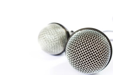 siyah tel üzerinde beyaz izole mikrofon