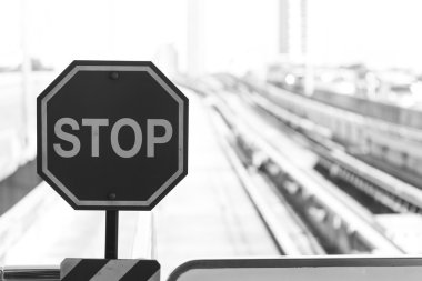 siyah-beyaz dur işareti