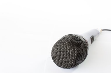 siyah tel üzerinde beyaz izole mikrofon