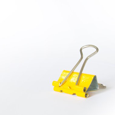 beyaz zemin üzerine Sarı metal ataç