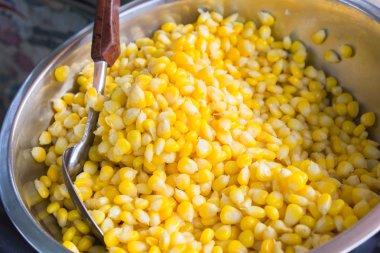 yağlı bir kase mısır.