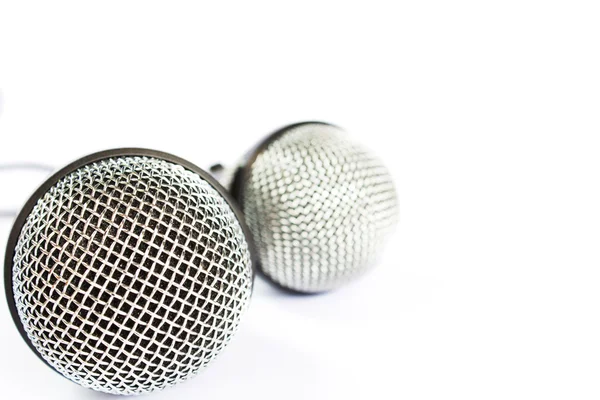 Mikrofon mit schwarzem Draht isoliert auf weiß — Stockfoto