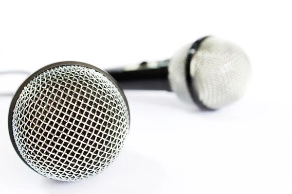 Микрофон с черным проводом изолирован на белом — стоковое фото