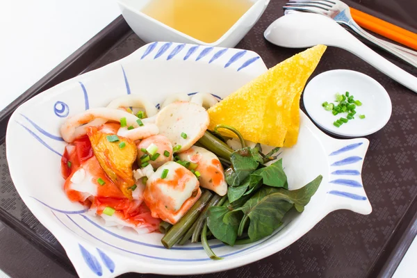 Macarrão de peixe em uma tigela de peixe no fundo branco . — Fotografia de Stock