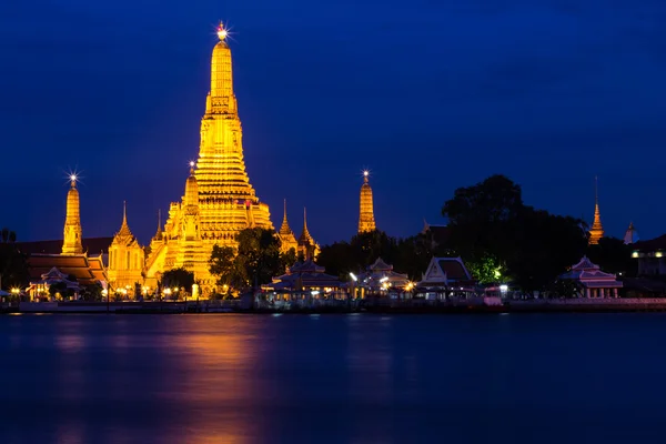 Skymningen av wat arun buddhistiska religiösa platser av betydelse för — Stockfoto