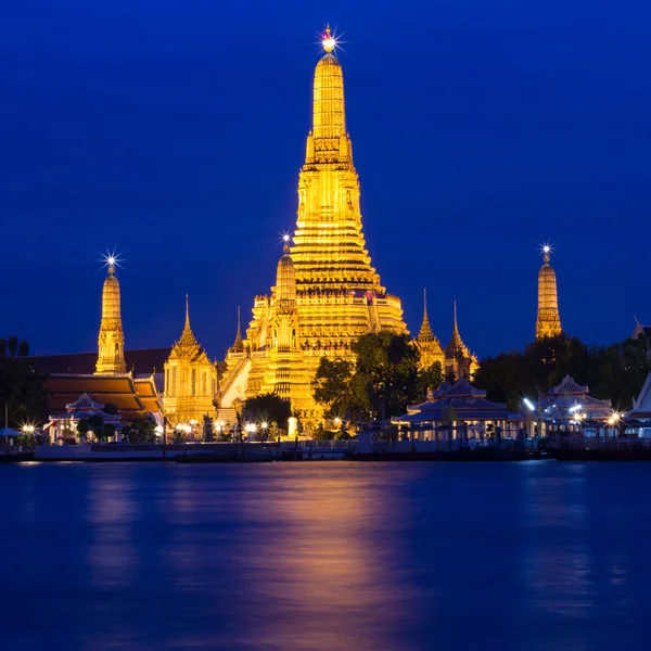 Skymningen av wat arun buddhistiska religiösa platser — Stockfoto