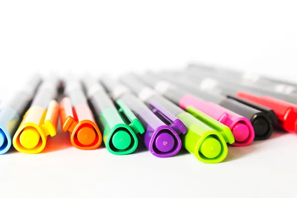 Cores marcadores canetas isoladas no fundo branco — Fotografia de Stock