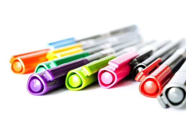 Beyaz arka plan üzerinde izole marker kalem renkleri