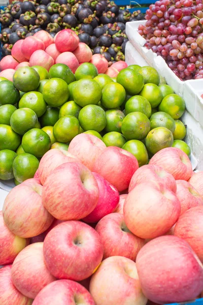 Fruit at the market — Stock Photo, Image