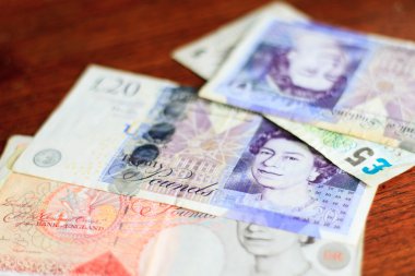 ahşap arka plan doku üzerinde Euro para birimi