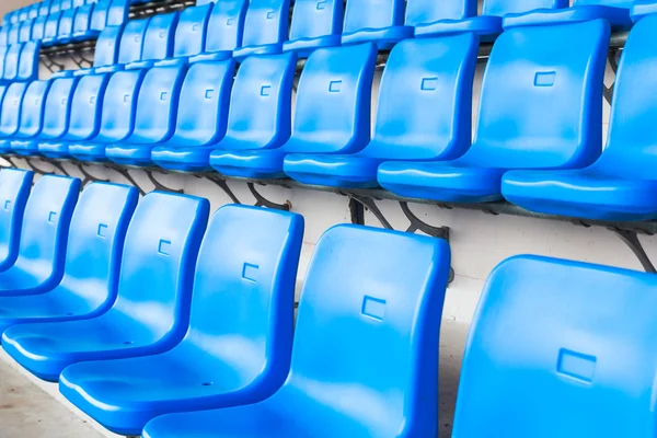 Cadeiras azuis escuras vazias no estádio de futebol — Fotografia de Stock