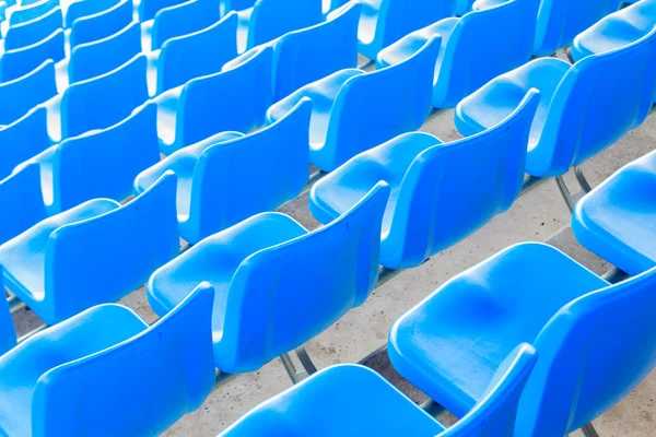 Leere dunkelblaue Stühle im Fußballstadion — Stockfoto