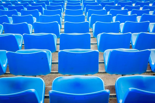 Cadeiras azuis escuras vazias no estádio de futebol — Fotografia de Stock