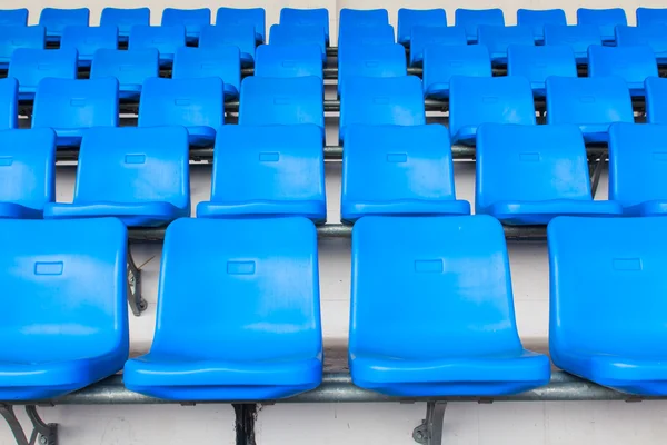 Leere dunkelblaue Stühle im Fußballstadion — Stockfoto