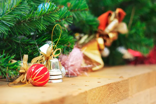 Karácsonyi fenyő díszítéssel egy fa fórumon — Stock Fotó