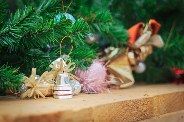 Sapin de Noël avec décoration sur une planche en bois — Photo