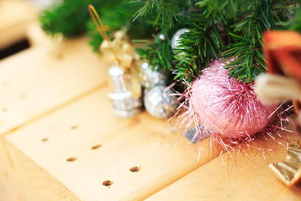 Рождественская елка с украшением на деревянной доске — стоковое фото