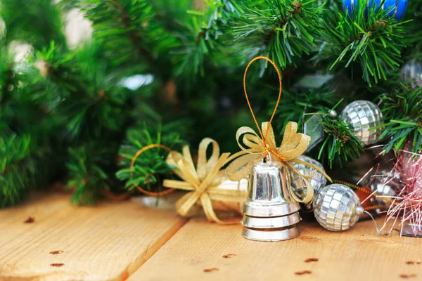 Tahtada süslemesi olan Noel ağacı 