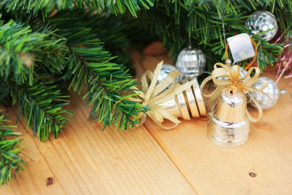 Abeto de Navidad con decoración en una tabla de madera —  Fotos de Stock