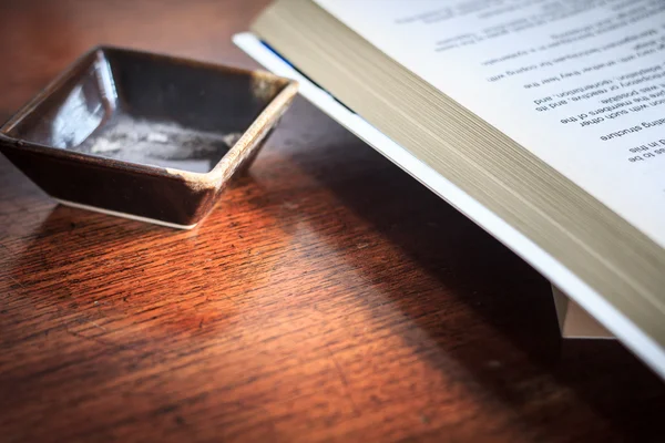 Concept d'entreprise de tasses carrés et un livre sur le fond en bois t — Photo