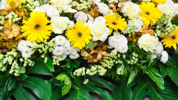 Schöner Strauß mit Blumen — Stockfoto