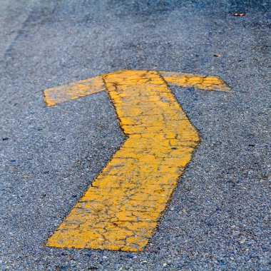 yol yüzeyi sarı boyalı ok göstergesi