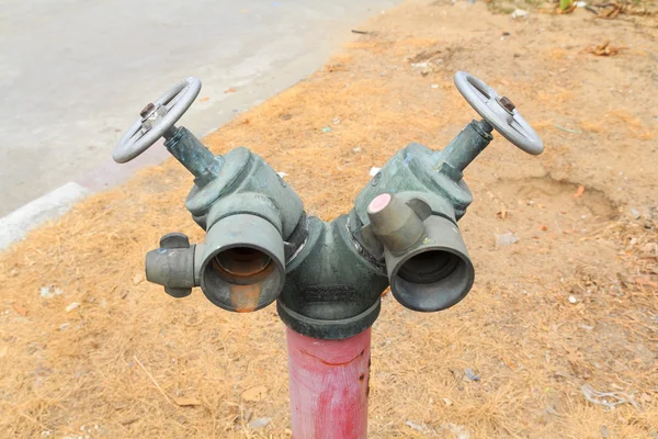 Eski kırmızı metalik yangın musluğu Tak — Stok fotoğraf
