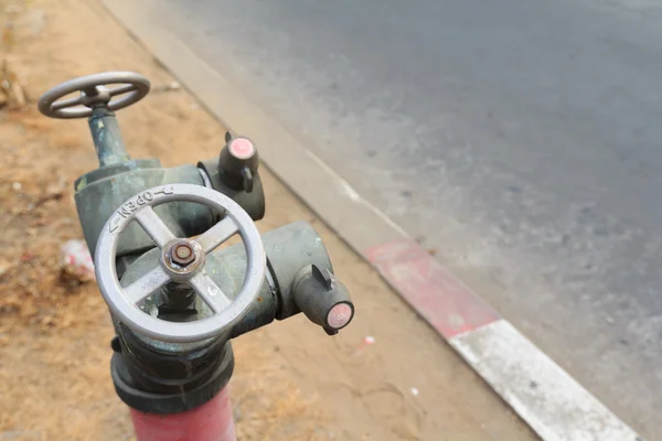 旧的红色金属消火栓插头 — 图库照片