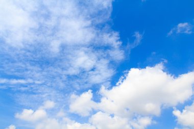 Beyaz bulutların üzerinde adam için açık mavi gökyüzü dağılımı