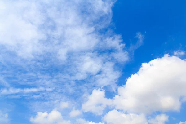 Distribution of white clouds on the clear blue sky for backgroun — Stock Photo, Image