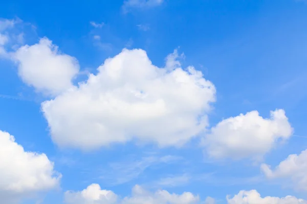 Distribuzione di nuvole bianche sul cielo blu chiaro per backgroun Fotografia Stock