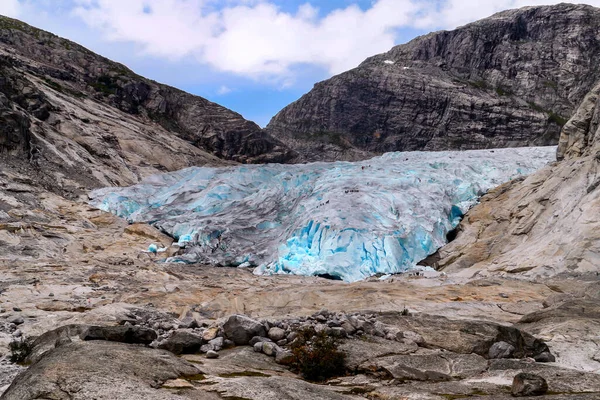 Norveç 'te dağların arasındaki buzdan dil