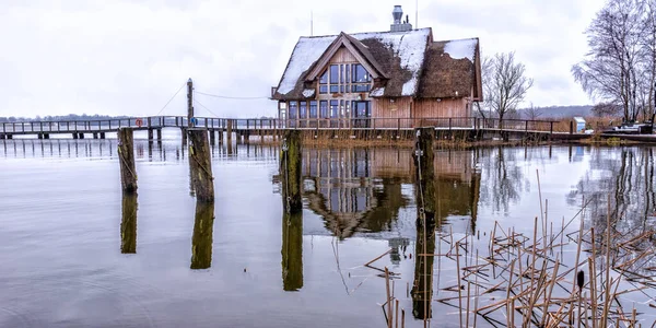 Gölde kabin yansıması