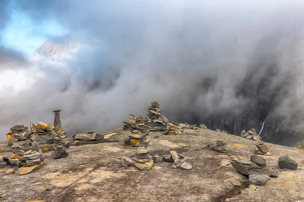 Dağın tepesinde taş kilometre taşları