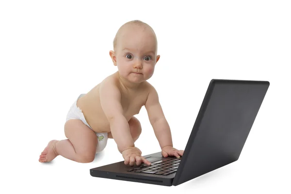 Pequeño bebé está jugando con un cuaderno . — Foto de Stock