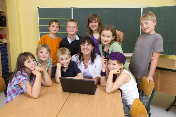 Insegnante e bambini — Foto Stock