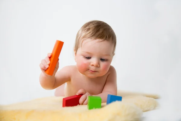 Αξιολάτρευτο μωρό με παιχνίδι — Φωτογραφία Αρχείου