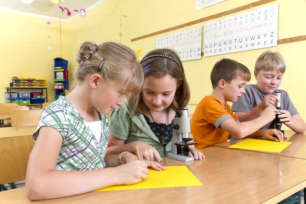 Kinderen op school — Stockfoto