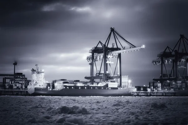 Τα πλοία μεταφοράς εμπορευματοκιβωτίων στο λιμάνι — Φωτογραφία Αρχείου