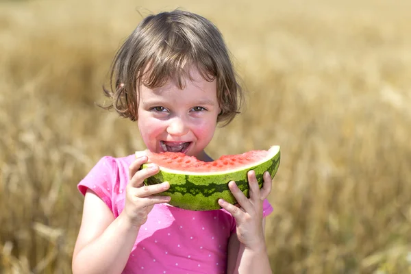 Ragazzina mangiare anguria — Foto Stock