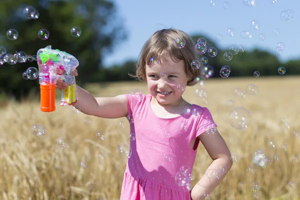 Niña soplando burbujas de jabón — Foto de Stock