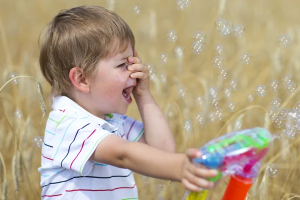 Ragazzino divertirsi con le bolle — Foto Stock