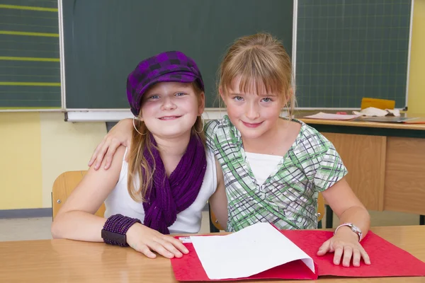 Pequeñas colegialas en un aula amarilla —  Fotos de Stock